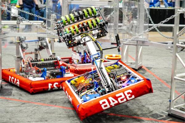 两个机器人带着起重机互相竞争